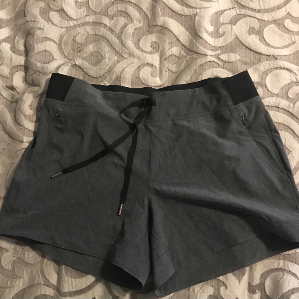 Valiant by Carrie Underwood shorts medium